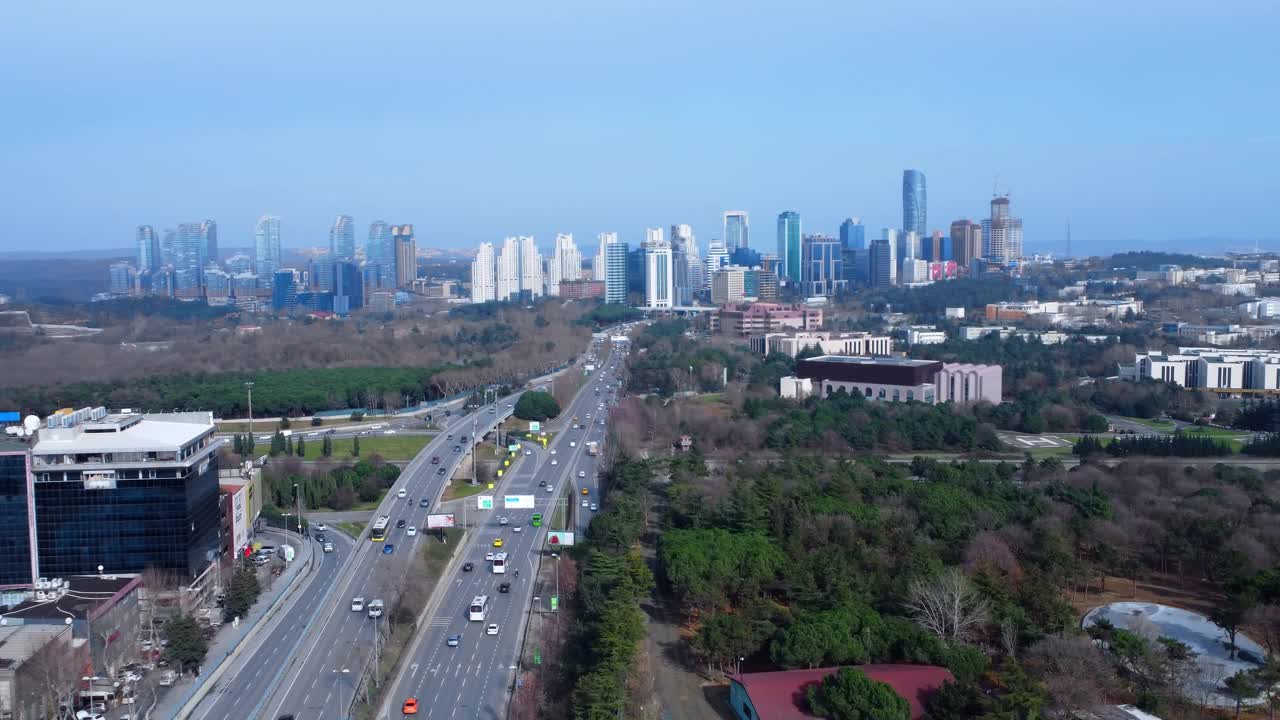 无人机拍摄的伊斯坦布尔多车道道路，背景是摩天大楼视频素材