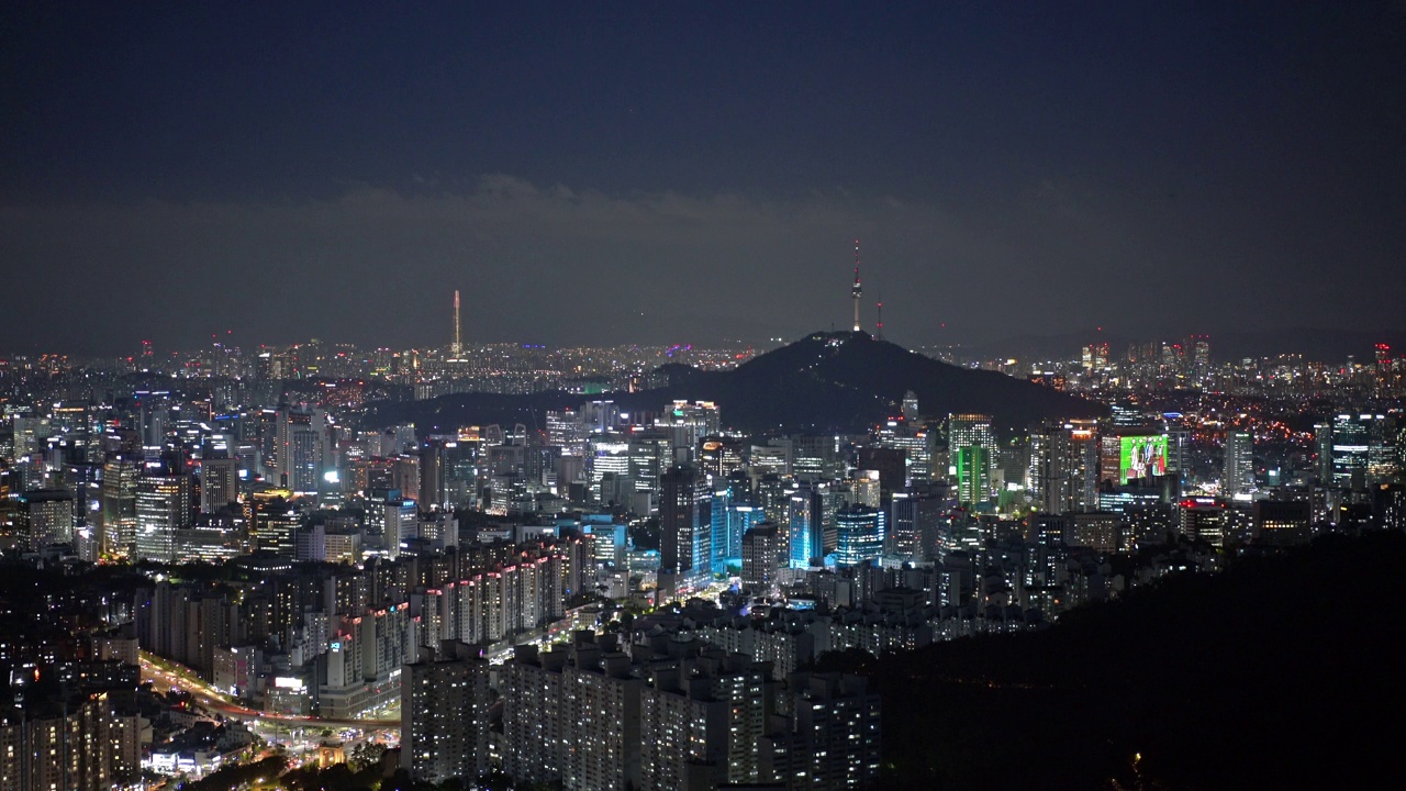 韩国首尔，西大门区，中区和钟路区，夜间南山首尔塔附近的市中心视频素材