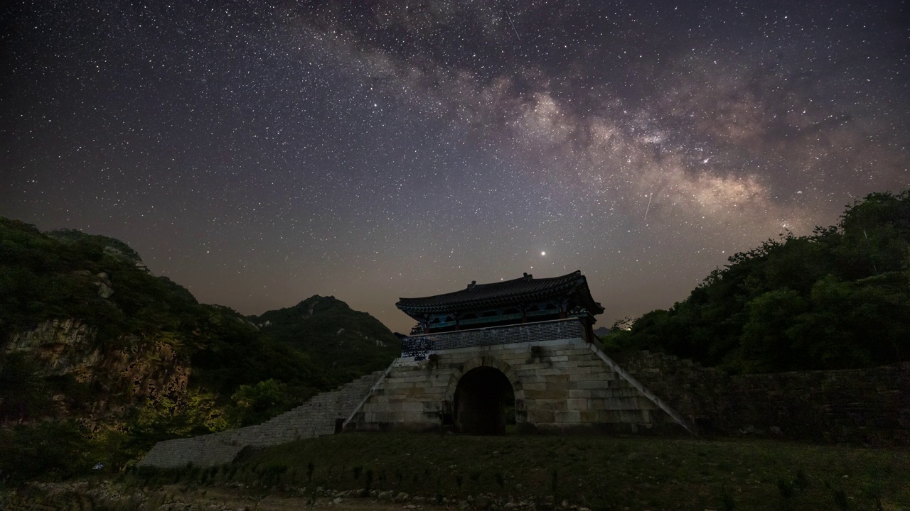 韩国忠清北道堤川市，月岳山和德陆山城上空的夜空和银河视频素材