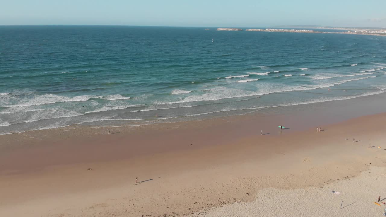 海滩鸟瞰图与冲浪者在葡萄牙西海岸巴利亚，佩尼西视频素材