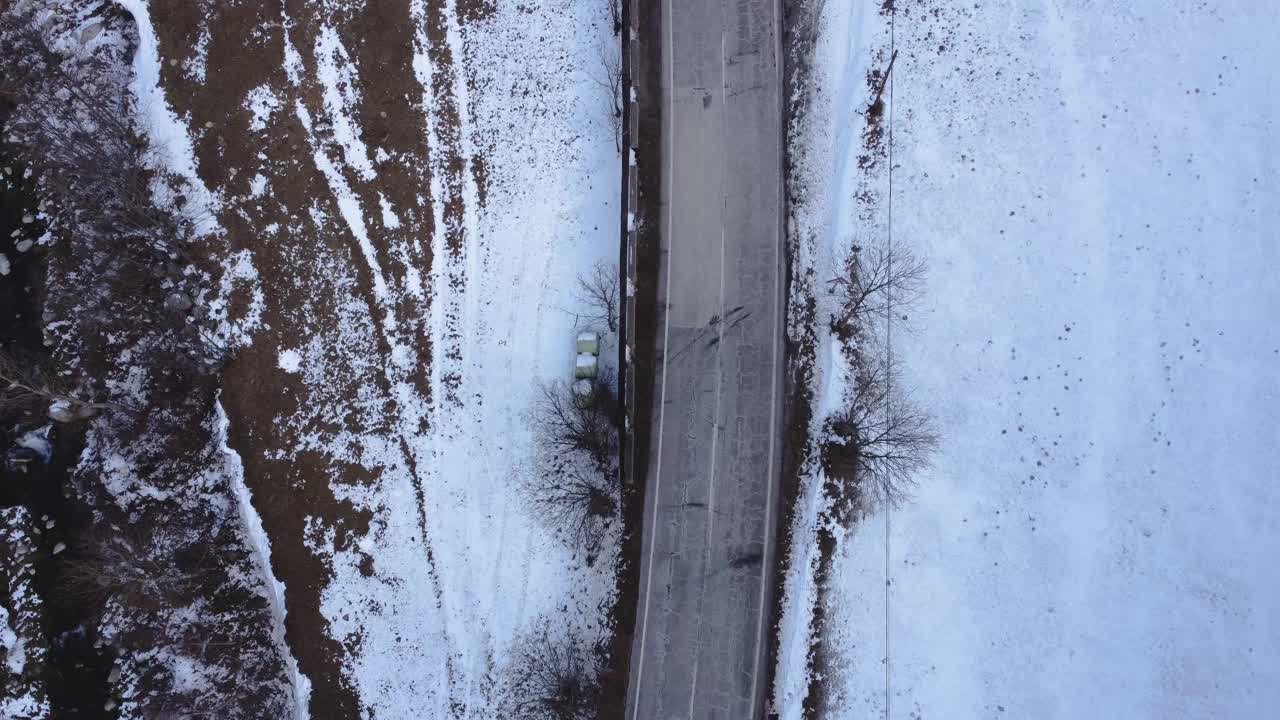 冬季全景:从空中俯瞰白雪覆盖的道路视频下载