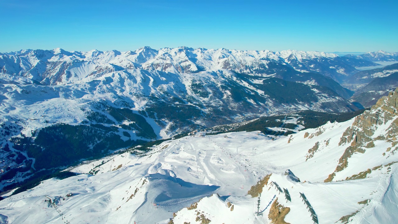 法国梅里贝尔:法国著名的阿尔卑斯山滑雪胜地(萨瓦阿尔卑斯山脉)冬季鸟瞰，阳光明媚，雪多——从高处俯瞰欧洲全景视频素材