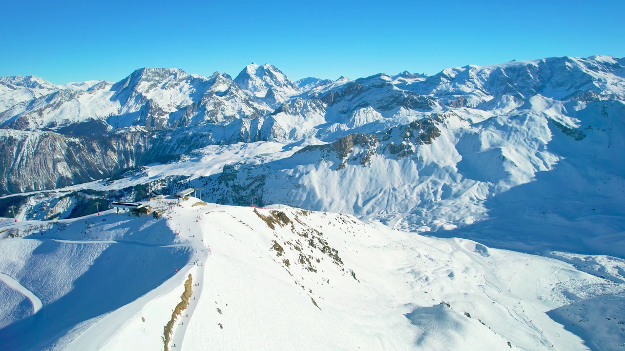 法国Courchevel:法国著名的阿尔卑斯山滑雪胜地(萨瓦阿尔卑斯山脉)冬季鸟瞰，阳光明媚，雪景丰富——从高处俯瞰欧洲全景视频素材