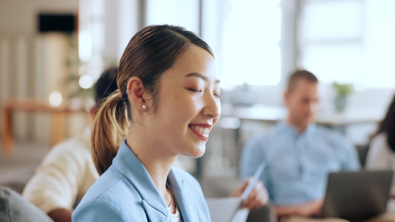 亚洲商业女性，与数字营销团队，广告人员或品牌的男性和女性一起面对和共享工作空间。肖像，微笑和快乐的创意设计师在现代办公室与创新视频素材