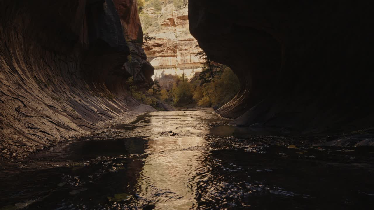 槽峡谷水流的风景/维珍，犹他州，美国视频素材