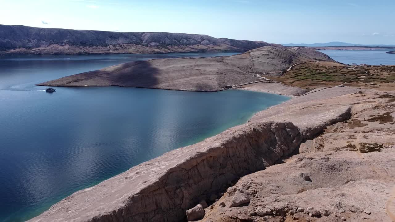 无人机飞过落基山脉，露出海岸。视频素材