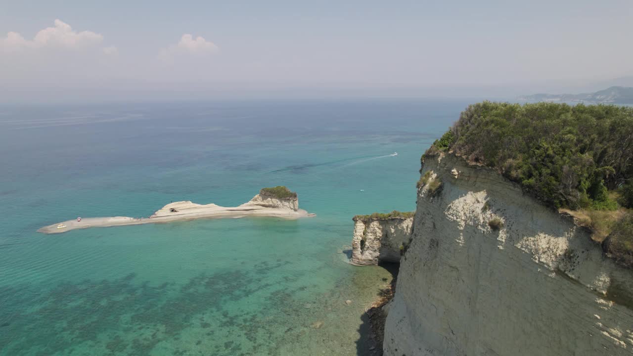 在科孚岛西达里海岸线上，无人机沿着雄伟的砂岩海崖飞行视频素材