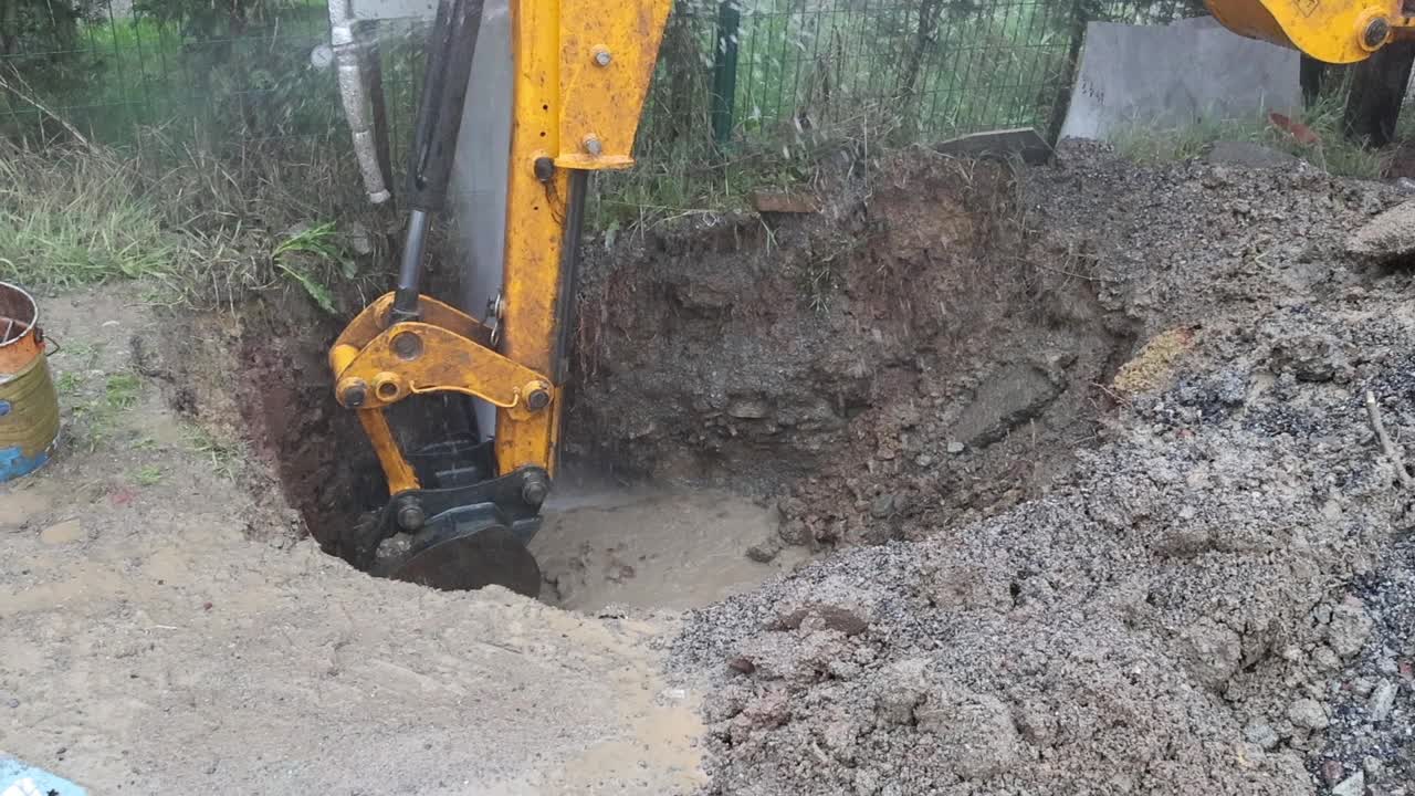 打开水和土壤从一个爆裂的水管与一个剂量视频素材