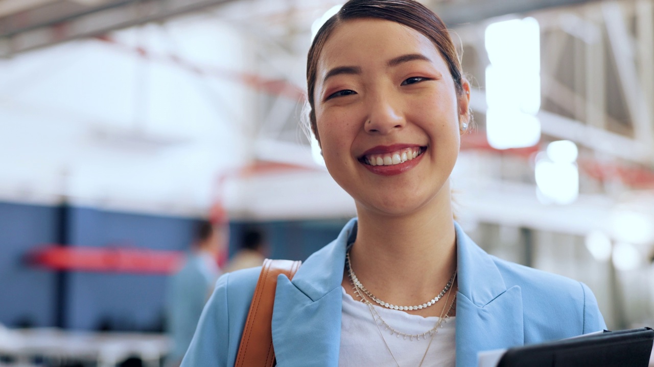 亚洲商业女性，营销建议，广告策略规划或品牌成长想法的面孔或文件夹。肖像，微笑或快乐的创意设计师与纸质文件在联合办公空间视频素材