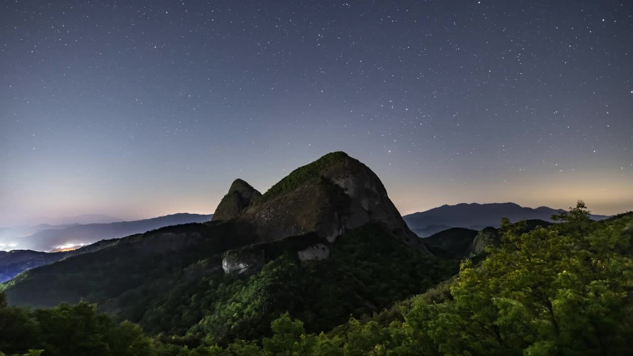 韩国全北济南郡麦山山附近的夜空、银河和自然风光视频素材