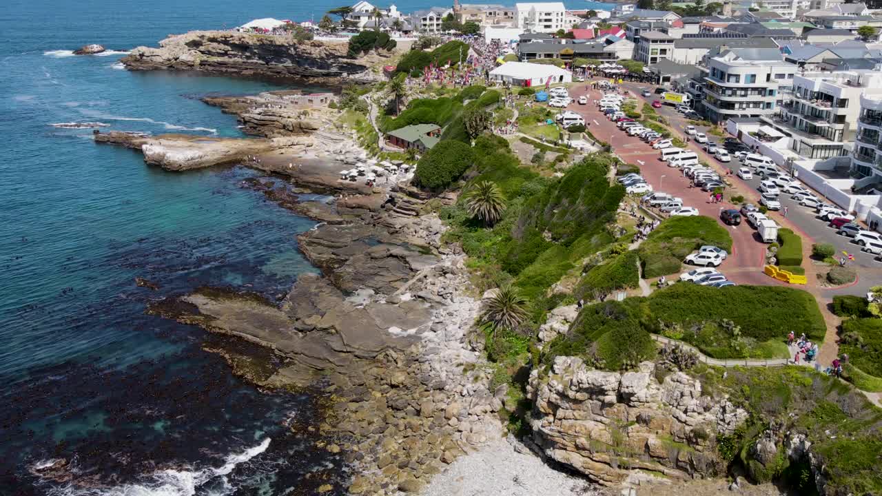 岩石海岸线上空的高空塌陷，赫曼努斯鲸鱼节上的游客视频素材