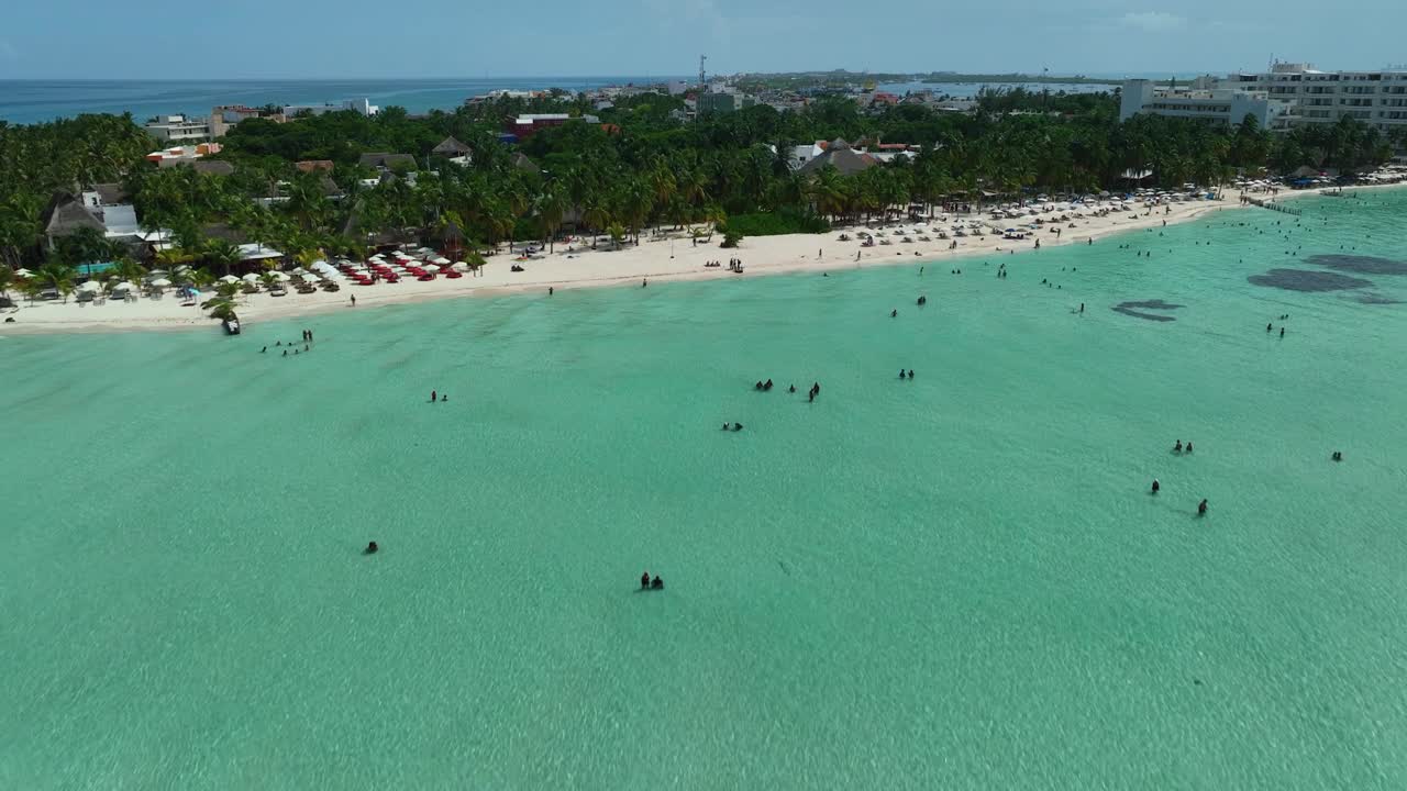 在阳光明媚的墨西哥，俯瞰Playa Norte海滩和Isla Mujeres岛的村庄，无人机拍摄视频素材