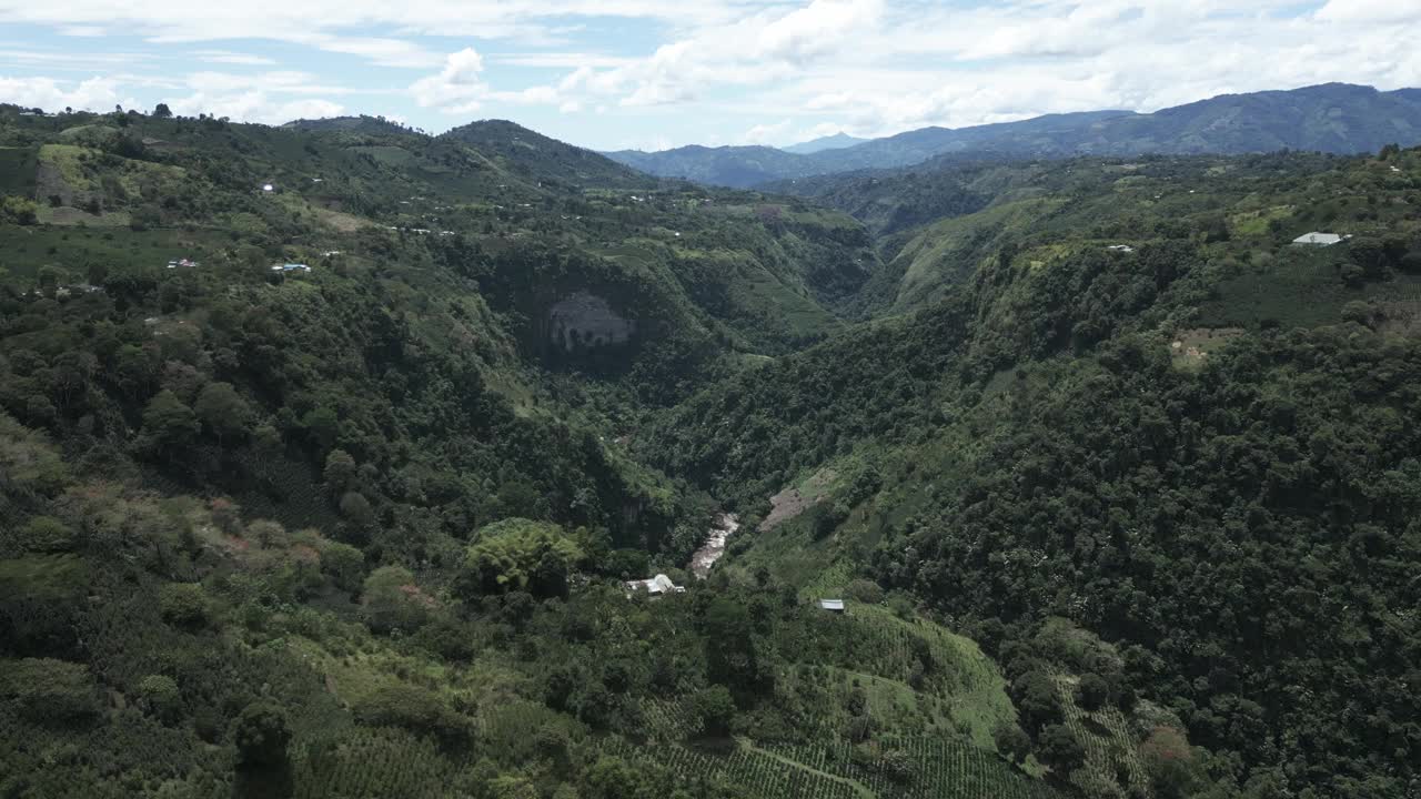 空中无人机在马格达莱纳河上空飞行，绿谷在圣奥古斯丁，哥伦比亚，拉丁美洲山区植被自然目的地视频素材