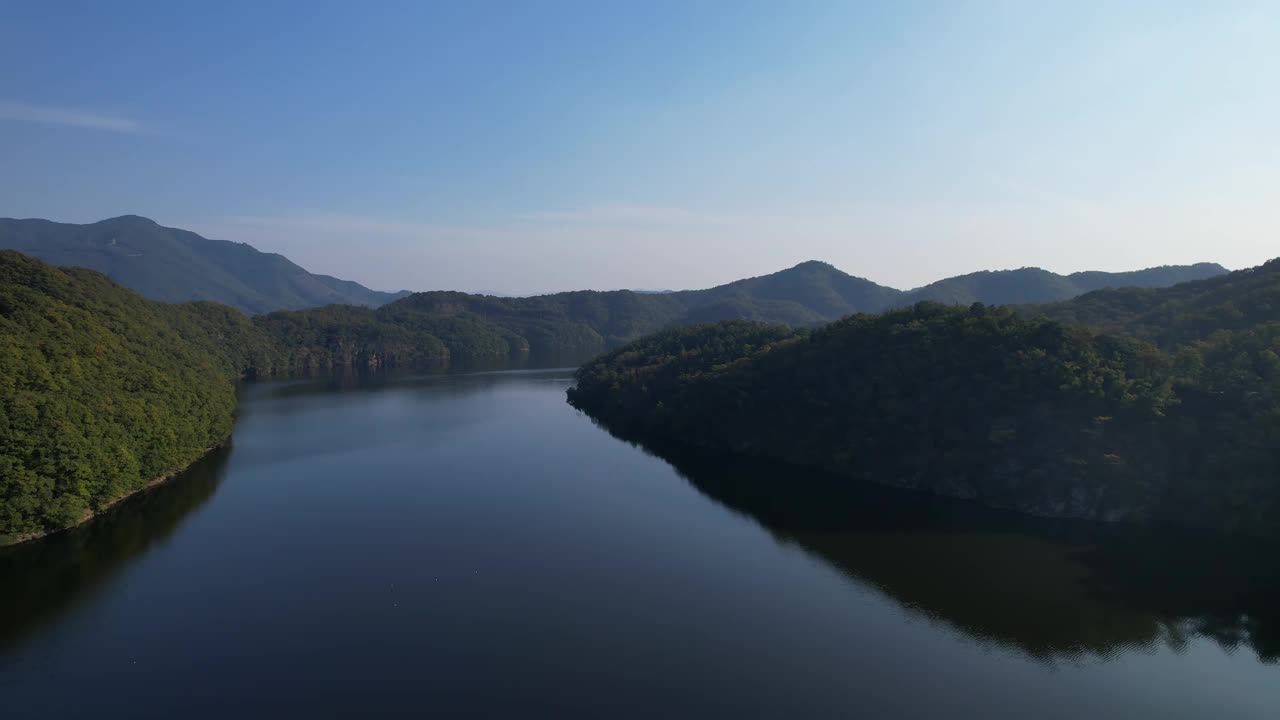 韩国忠清北道镇川郡Chopyeong水库的风景视频素材