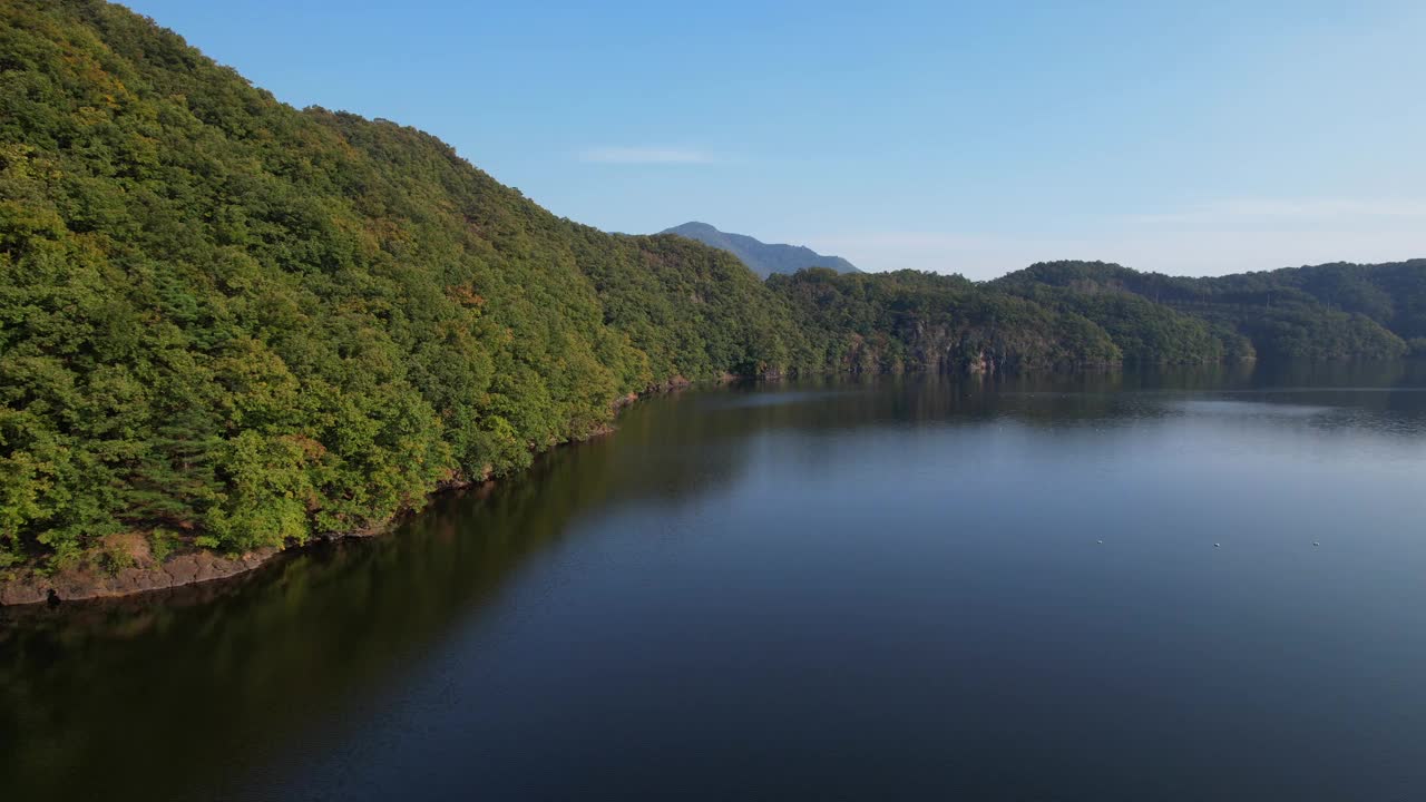 韩国忠清北道镇川郡Chopyeong水库的风景视频素材