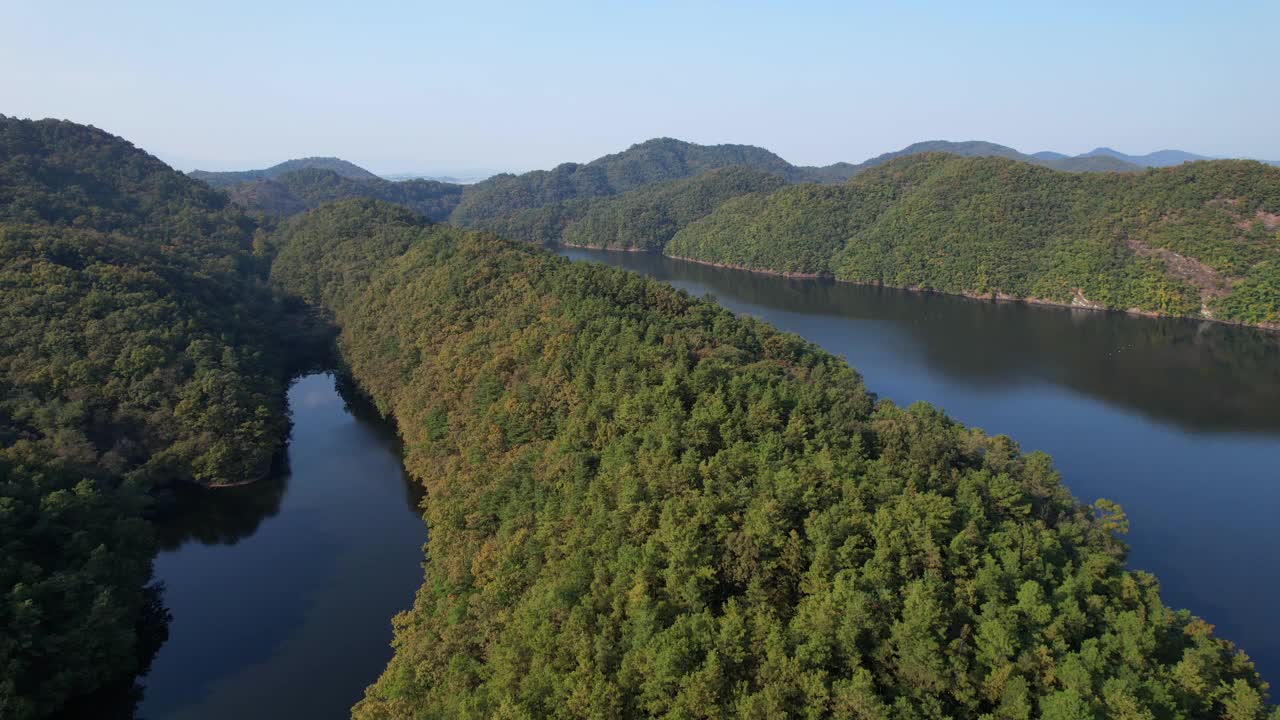 韩国忠清北道镇川郡Chopyeong水库的风景视频素材