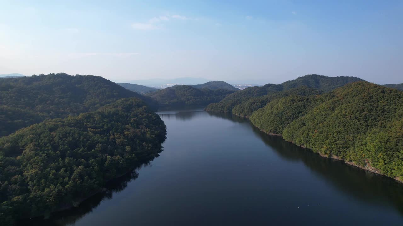 韩国忠清北道镇川郡Chopyeong水库的风景视频素材