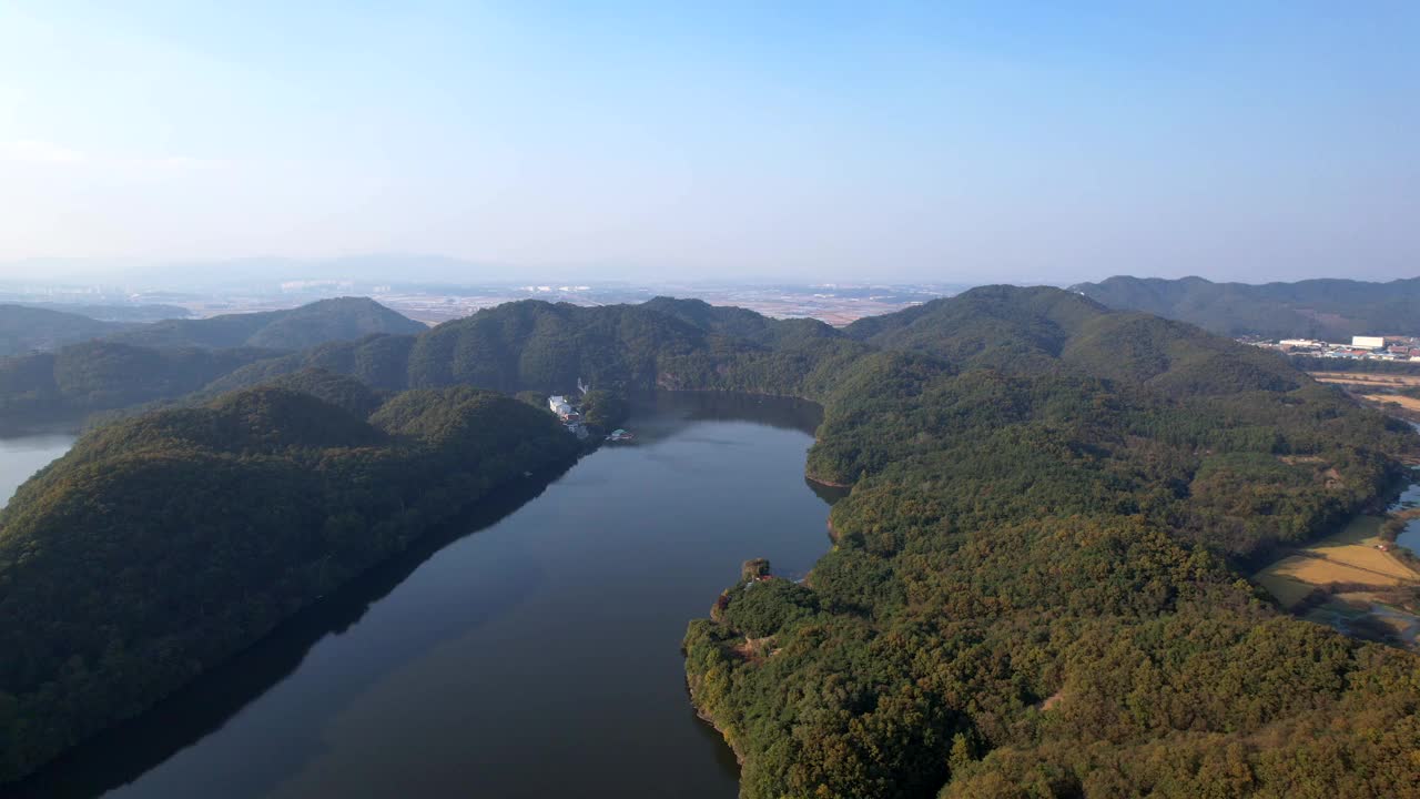 韩国忠清北道镇川郡Chopyeong水库的风景视频素材