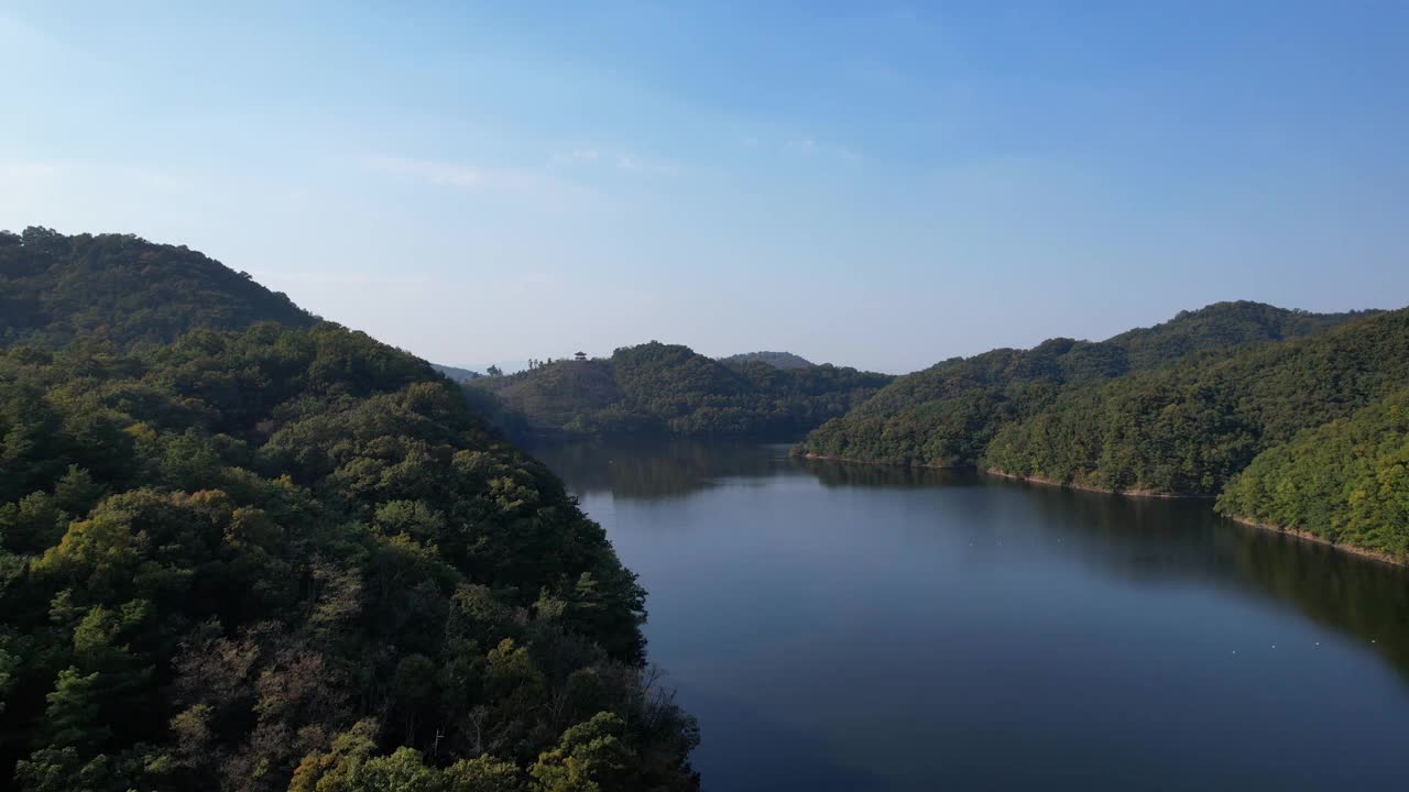 韩国忠清北道镇川郡Chopyeong水库的风景视频素材