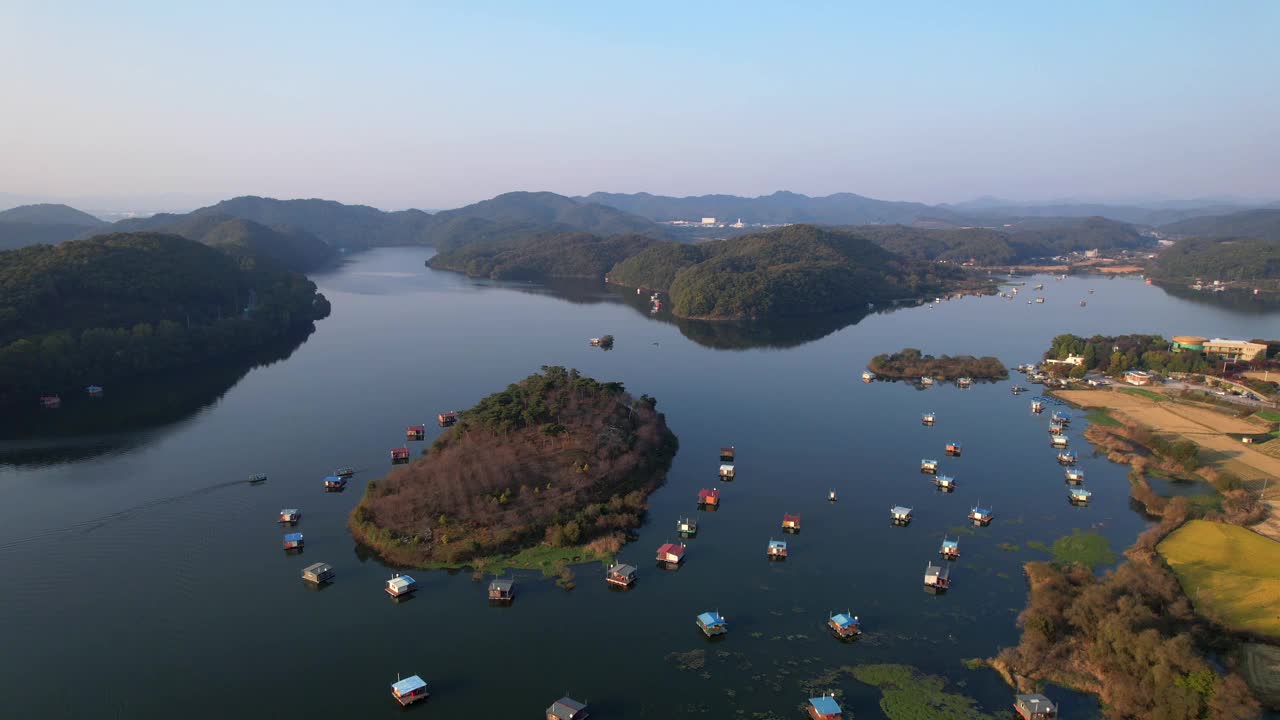 韩国忠清北道镇川郡，朝鲜半岛风景，秋营池渔场和秋营水库视频素材