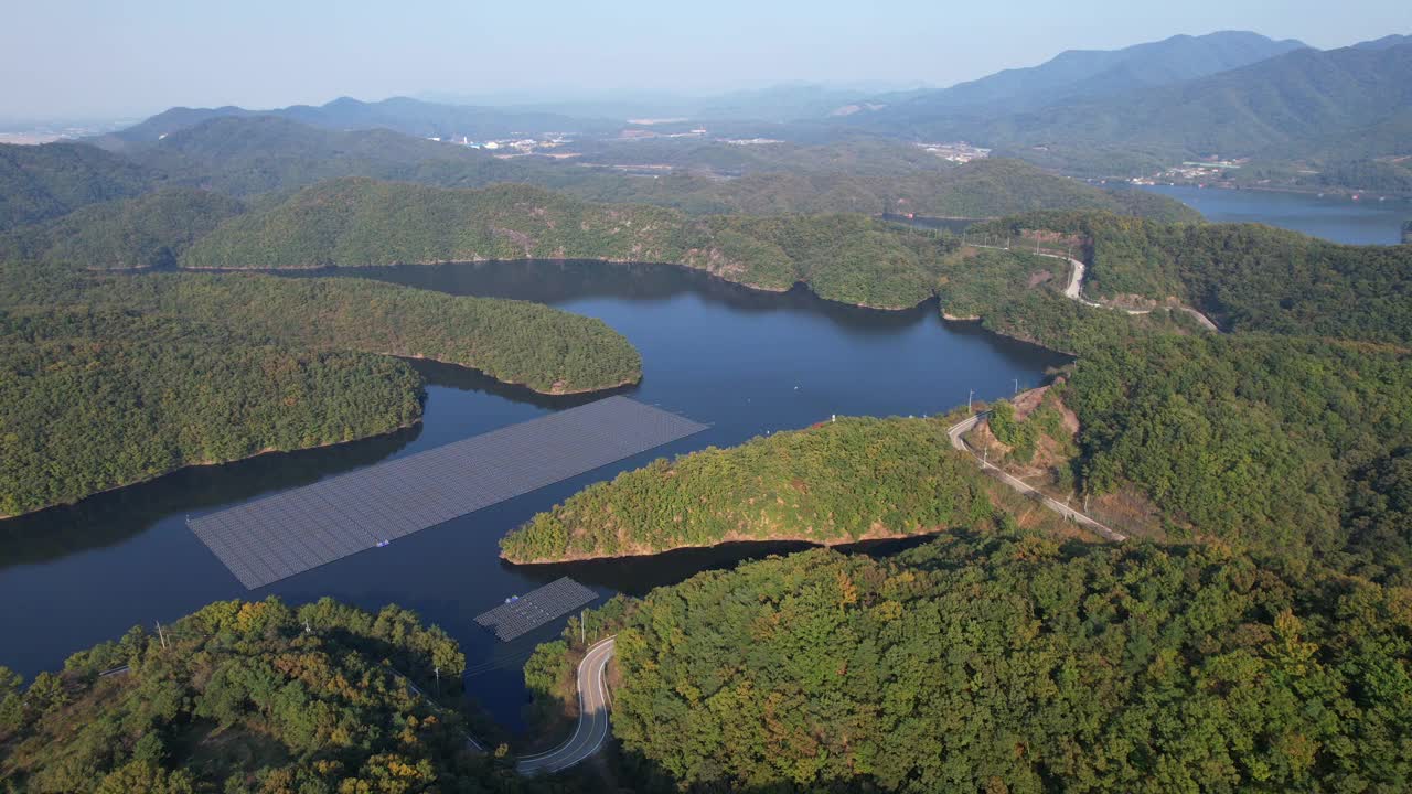 韩国忠清北道镇川郡Chopyeong水库的风景视频素材