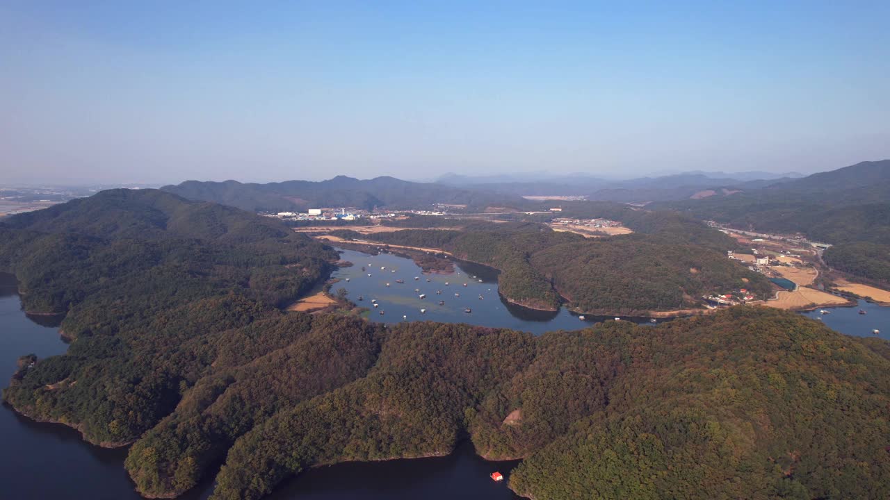 韩国忠清北道镇川郡秋营池渔场和秋营水库的风景视频素材