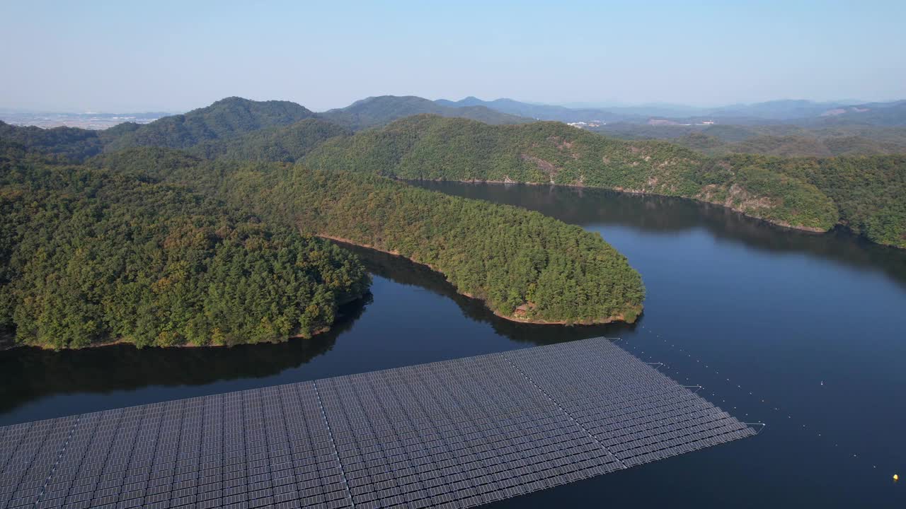 韩国忠清北道镇川郡Chopyeong水库的风景视频素材