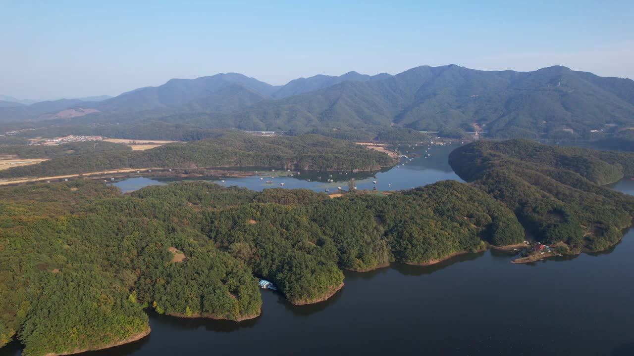 韩国忠清北道镇川郡秋营池渔场和秋营水库的风景视频素材