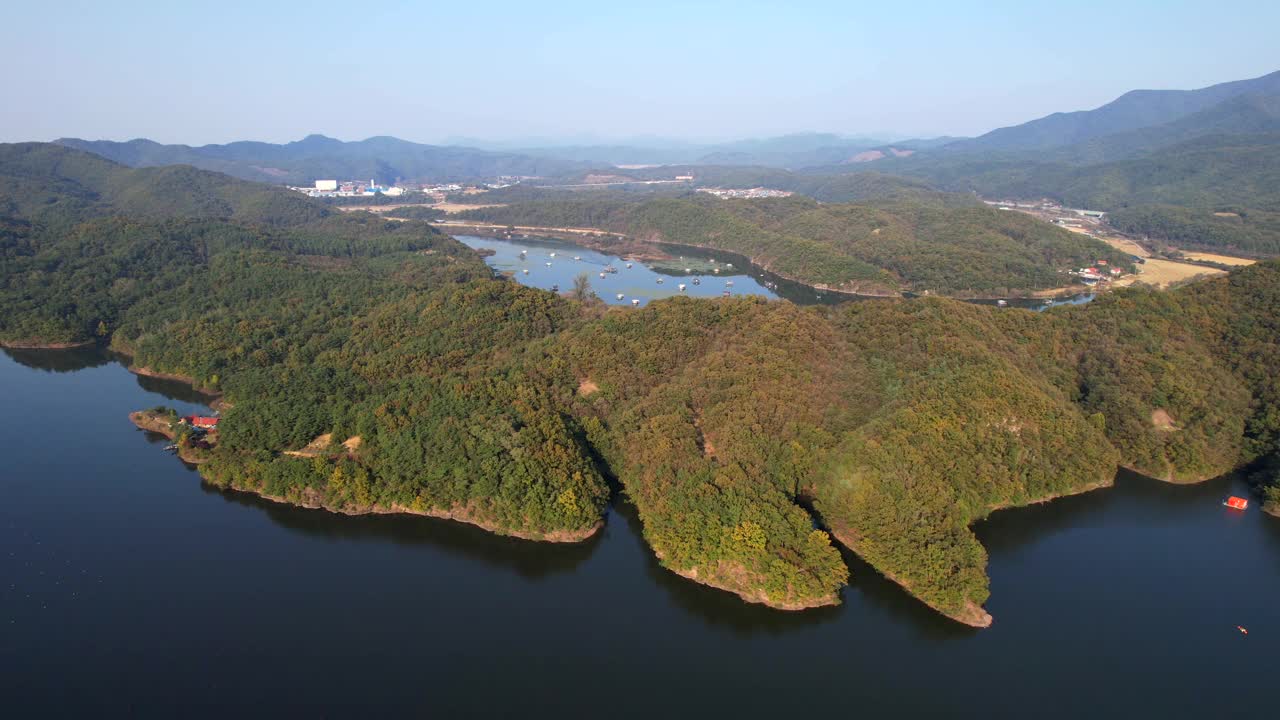 韩国忠清北道镇川郡Chopyeong水库的风景视频素材