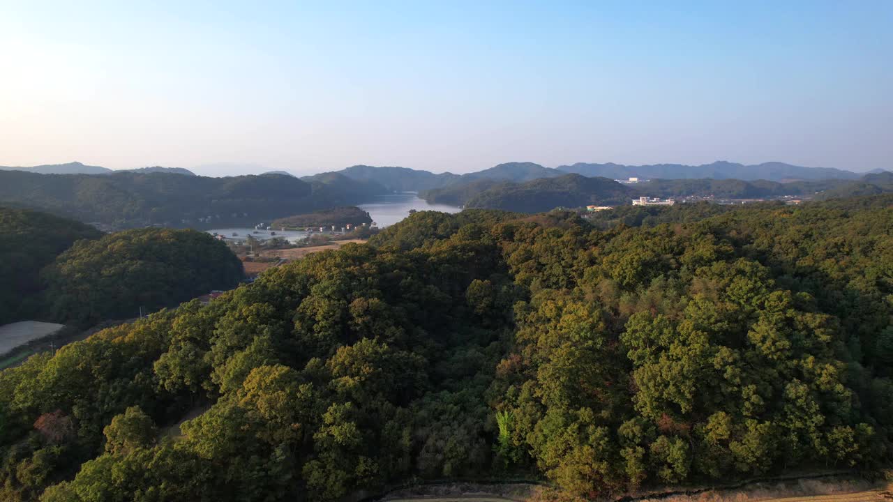 韩国忠清北道镇川郡，朝鲜半岛风景，秋营池渔场和秋营水库视频素材