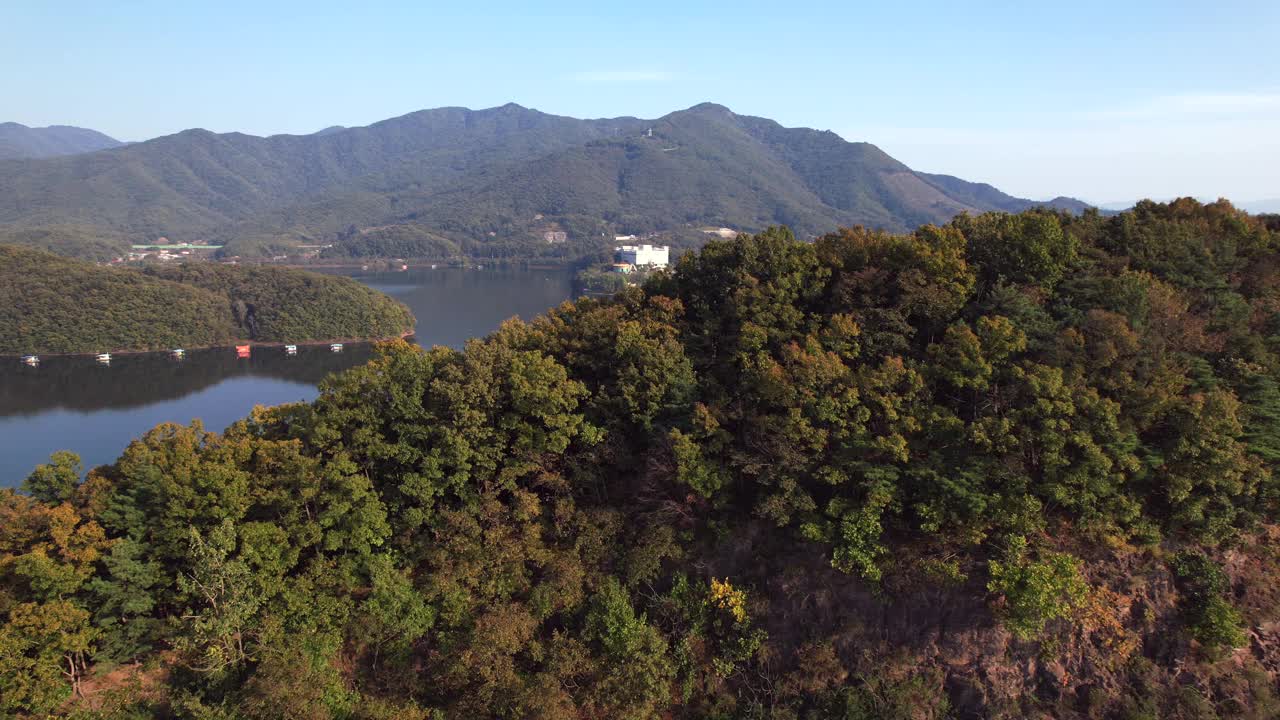 韩国忠清北道镇川郡秋营池渔场和秋营水库的风景视频素材