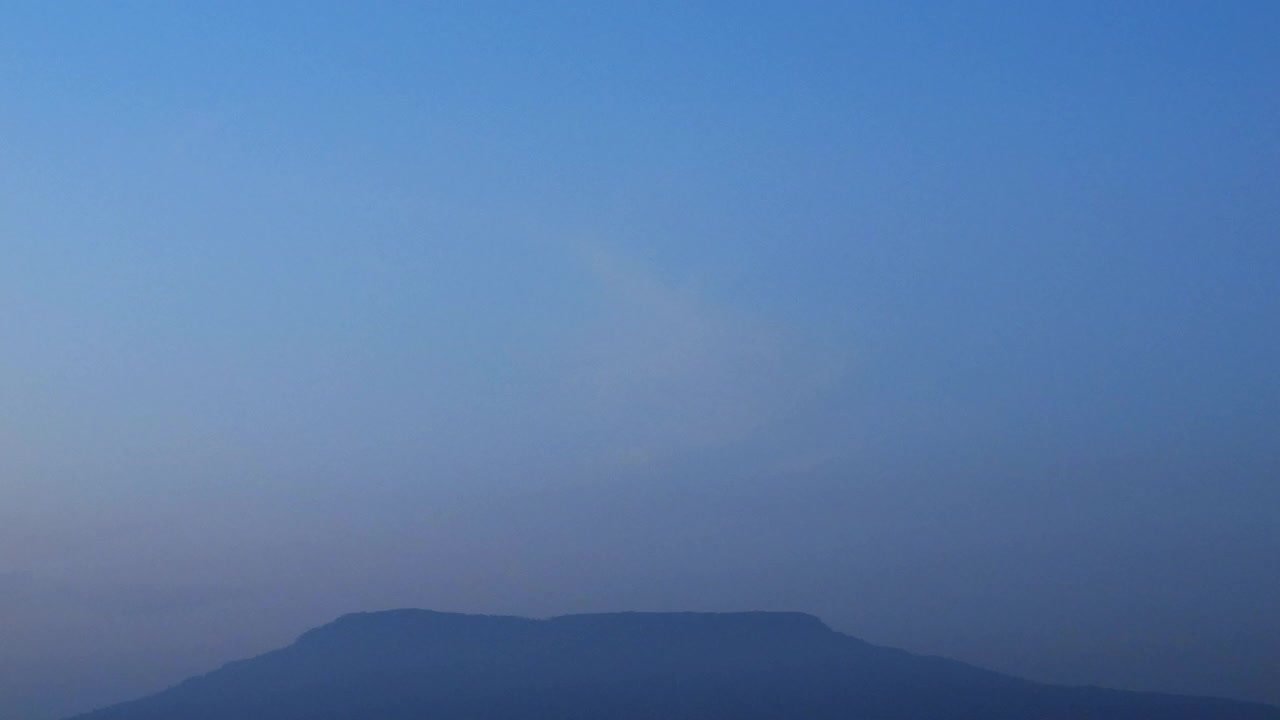 黎明时分的天空俯瞰群山。视频素材