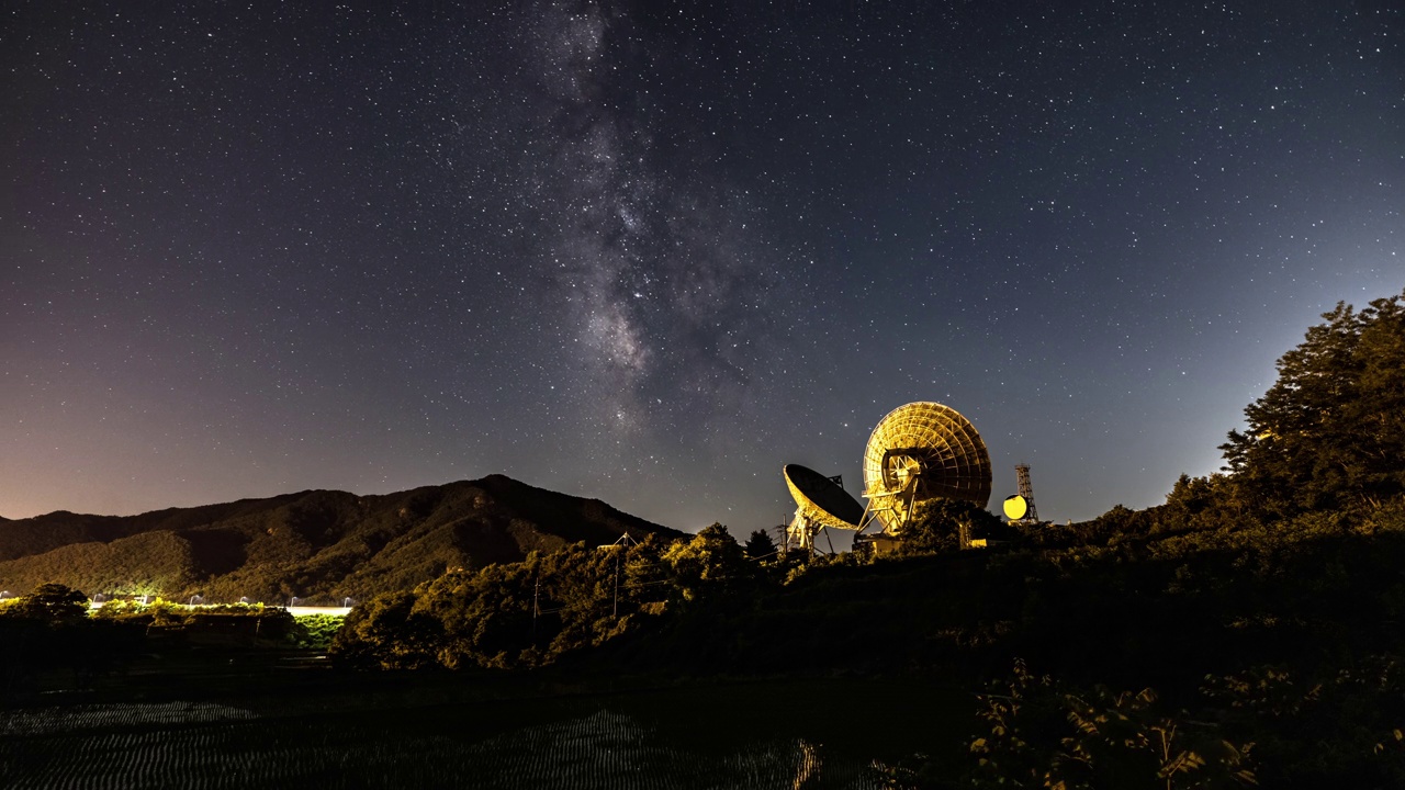 卫星控制中心天线上的夜空和银河/韩国忠清北道扶恩郡视频素材