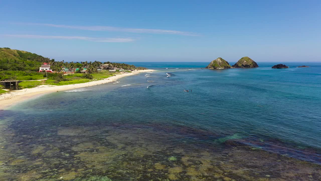 热带海滩和蓝色海洋的海景。视频素材