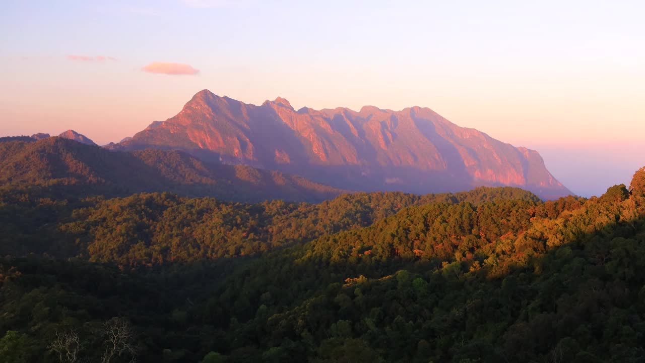 日落时分4k的高山(Doi Luang Chiang Dao)。视频素材