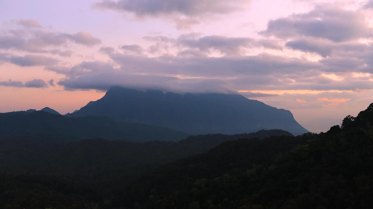 时间推移4k的高山(Doi Luang Chiang Dao)与云在日出时的建筑运动。视频素材