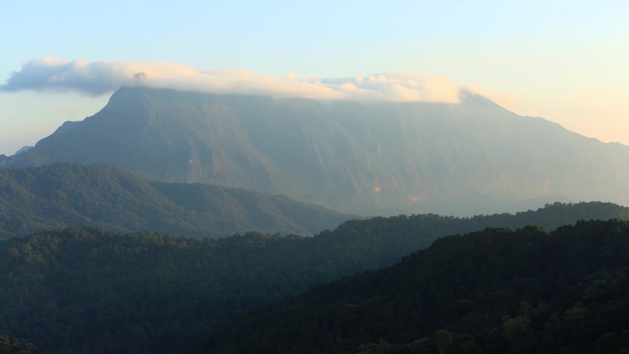 时间推移4k的高山(Doi Luang Chiang Dao)在早上。视频素材