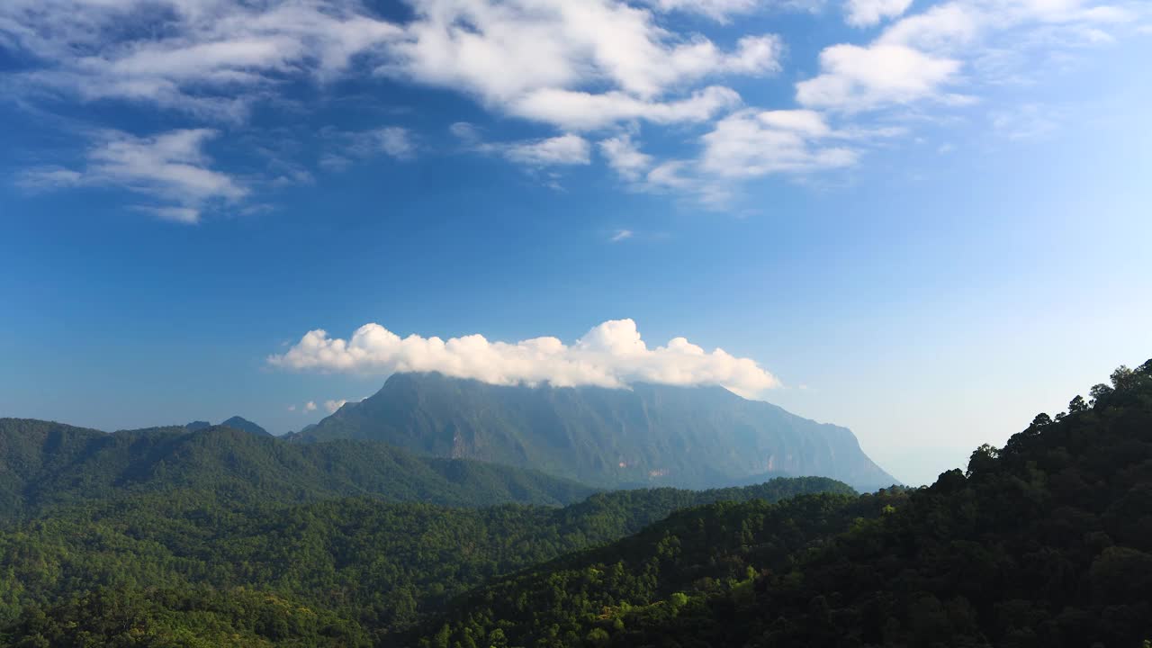 时间推移4k的高山(Doi Luang Chiang Dao)与白云建筑运动。视频素材