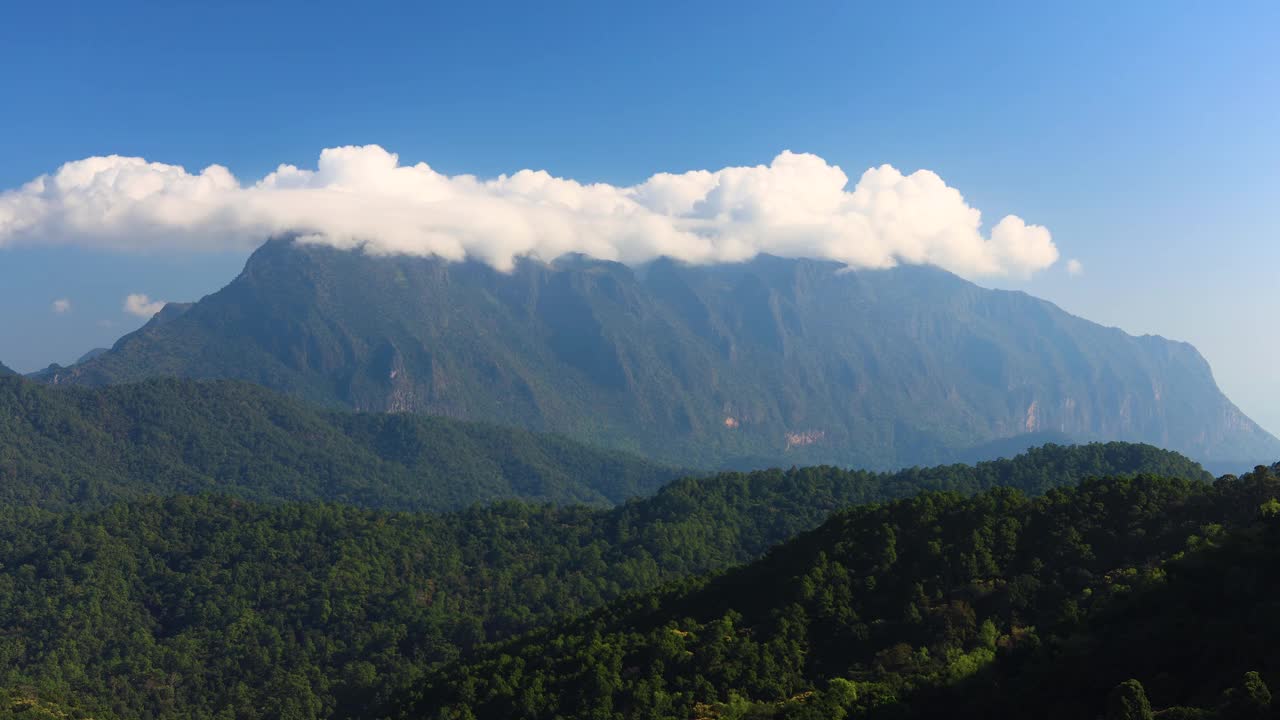 时间推移4k的高山(Doi Luang Chiang Dao)与白云建筑运动。视频素材