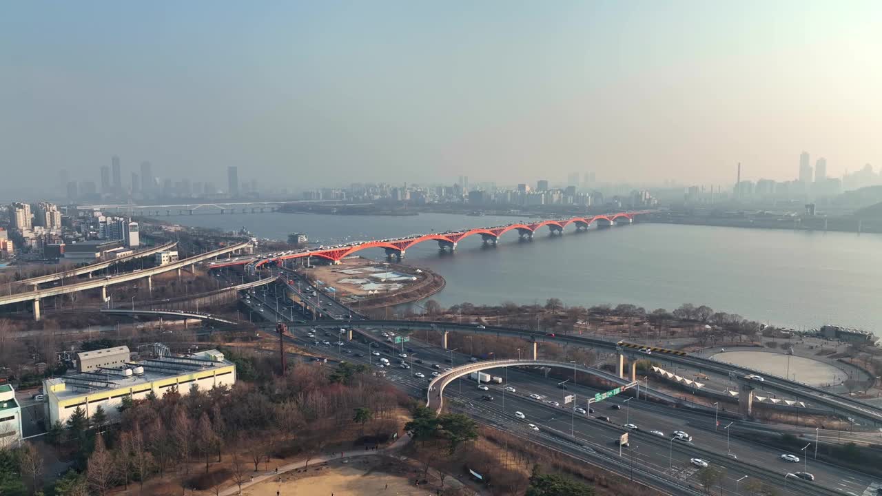 韩国首尔，上岩区/麻浦区，城山桥北交叉口的城市景观视频素材