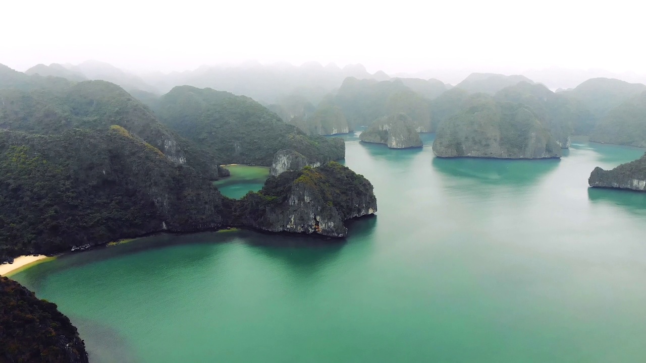 越南令人惊叹的下龙湾。下龙游船在大雾天气穿越世界著名的海湾。令人惊叹的观点游轮。来自四轴飞行器的视频视频下载