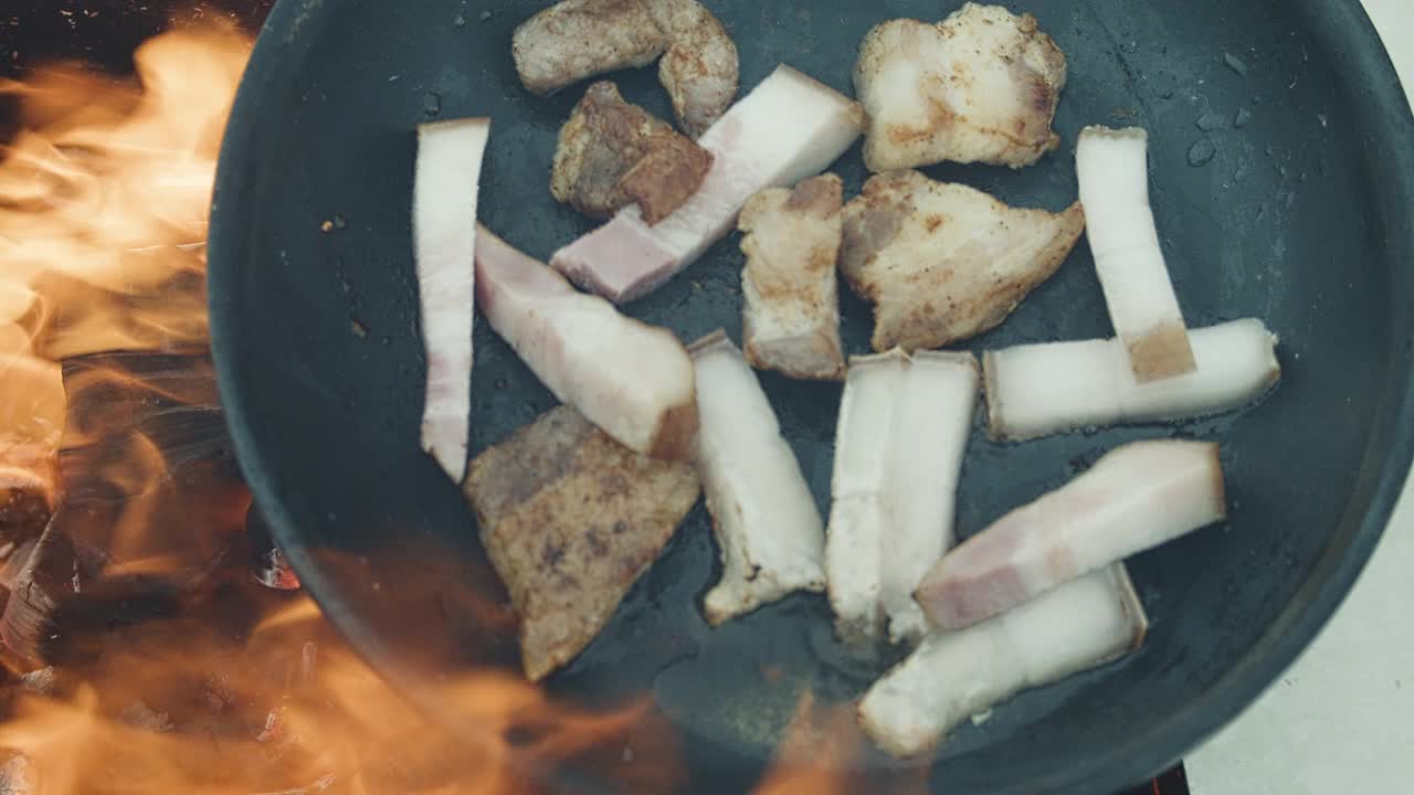 在火上做饭。视频素材