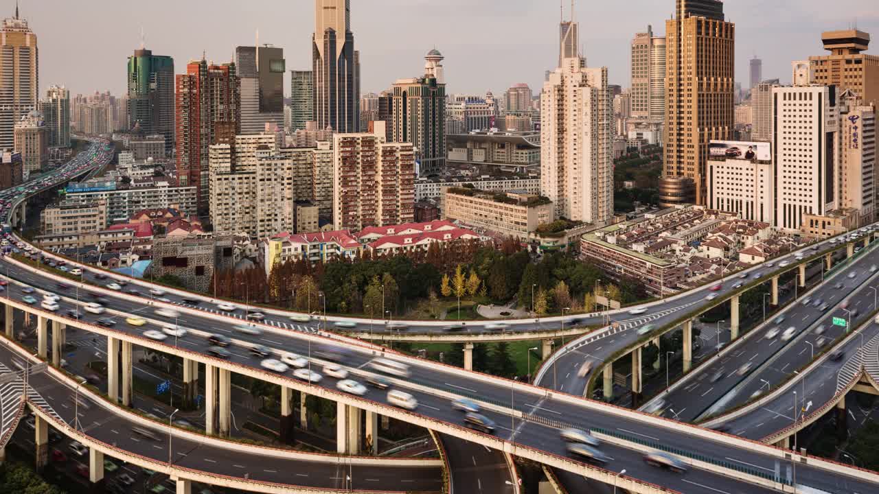 TL/ WS/ZO缩小时间延时的道路十字路口位于上海市中心，繁忙的交通高峰时段视频素材