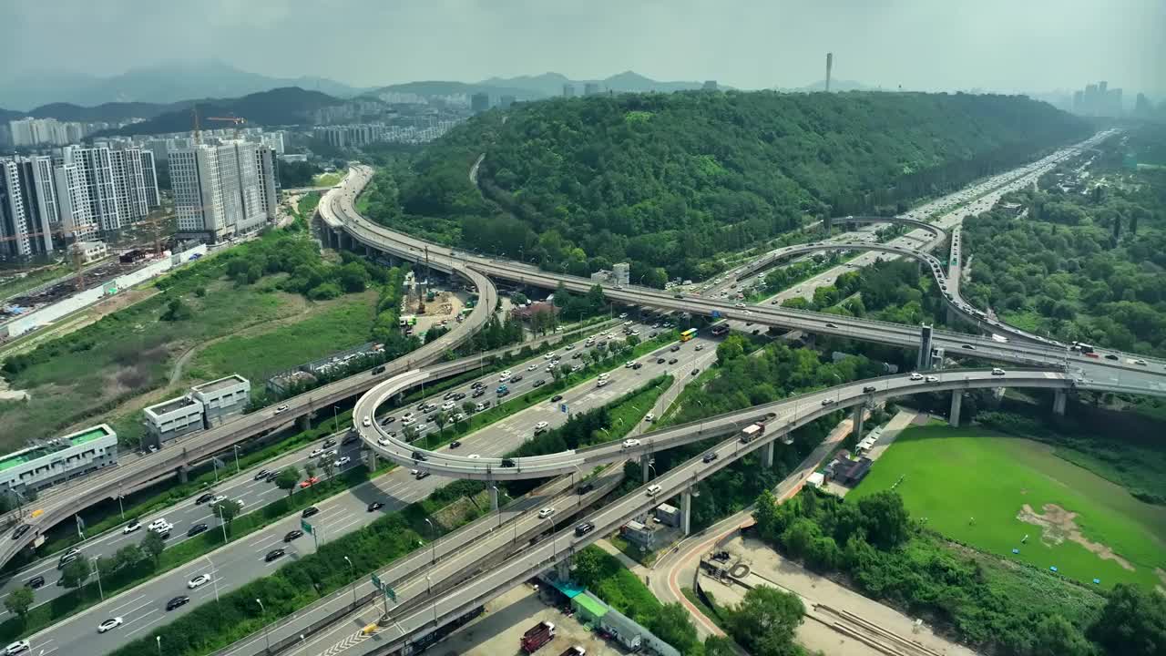 韩国首尔上岩区/麻浦区汉江、新公园、加阳大桥、十字路口和自由路视频素材