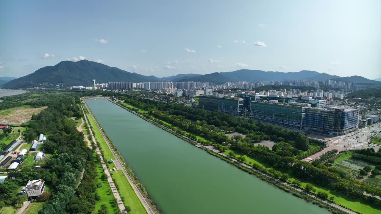 韩国京畿道汉南市，汉江、美沙利赛艇湖、美沙利赛艇公园、美沙大罗路周围的城市景观视频素材