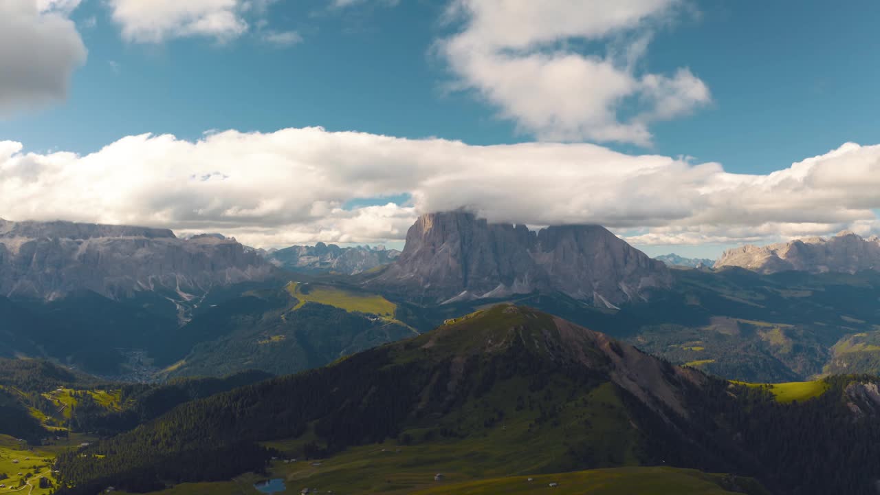 空中无人机4K镜头的Sassolungo集团在Val Gardena和Val di Fassa，白云石视频素材