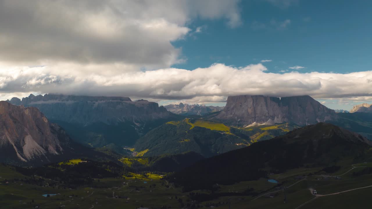 空中无人机4K镜头的Sassolungo集团在Val Gardena和Val di Fassa，白云石视频下载