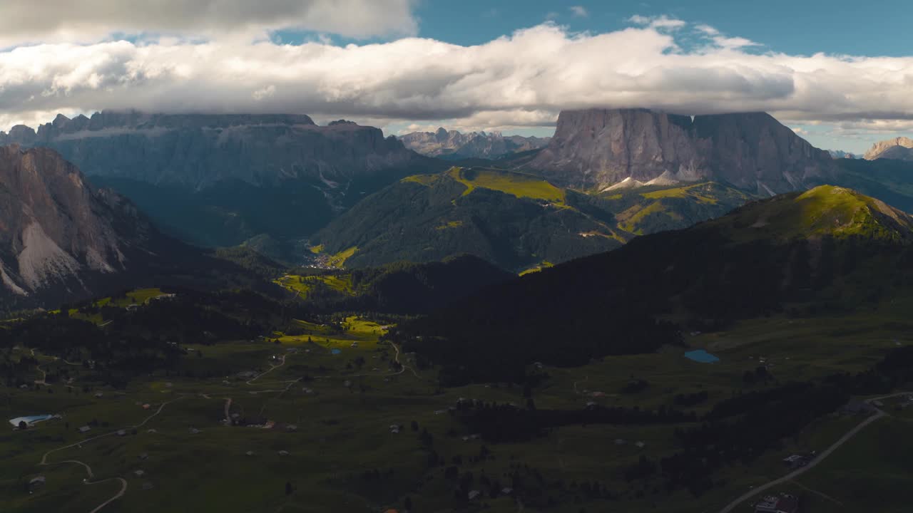 空中无人机4K镜头的Sassolungo集团在Val Gardena和Val di Fassa，白云石视频下载