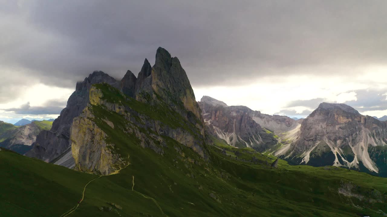 空中无人机拍摄的Dolomites山谷Gardena的Seceda山的4K镜头视频下载