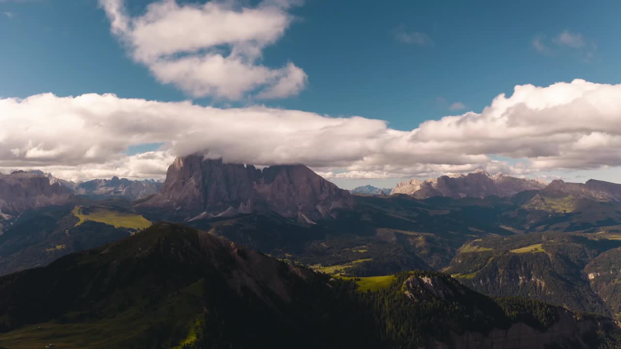 空中无人机4K镜头的Sassolungo集团在Val Gardena和Val di Fassa，白云石视频下载